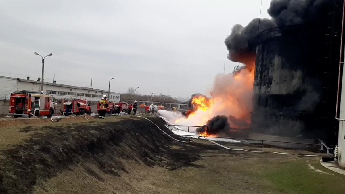 Video: Požár ruského skladu paliv. Moskva viní Ukrajinu z útoku